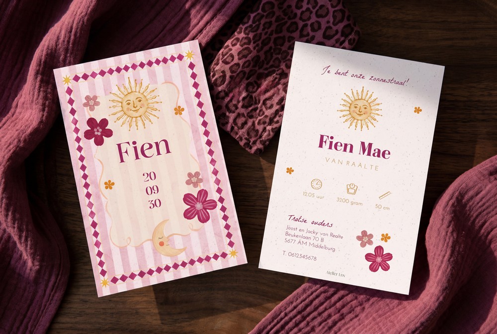 Geboortekaartje Fien met zonnetje, maan, roze bloemen en zachte streepjes.