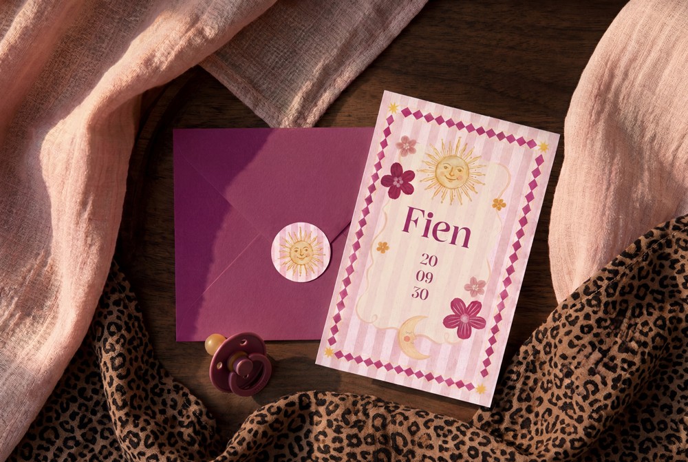 Geboortekaartje Fien met bijpassende sluitzegel, zonnetje en roze bloemen.
