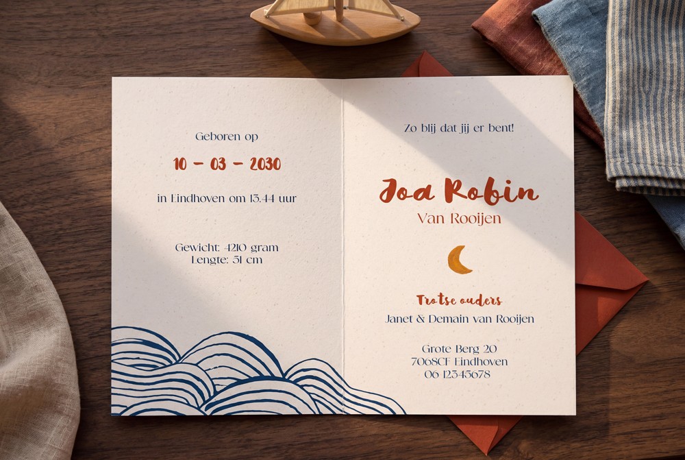 Binnenzijde van geboortekaartje Joa met handgetekende golven van de zee, geboortedetails en warme terracotta accenten