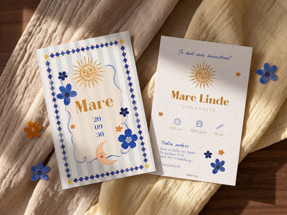 Geboortekaartje Mare met zon, maan en blauwe bloemen in een speels ontwerp voor jongens en meisjes.