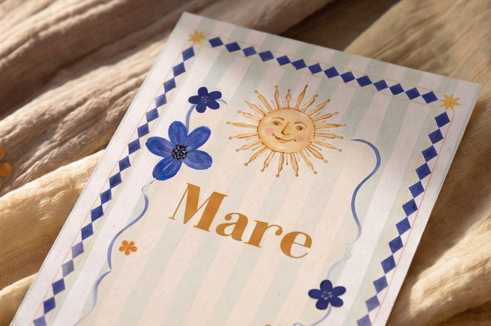 Detailfoto van geboortekaartje Mare met blauwe bloemen, zonnetje en ruitjeskader.