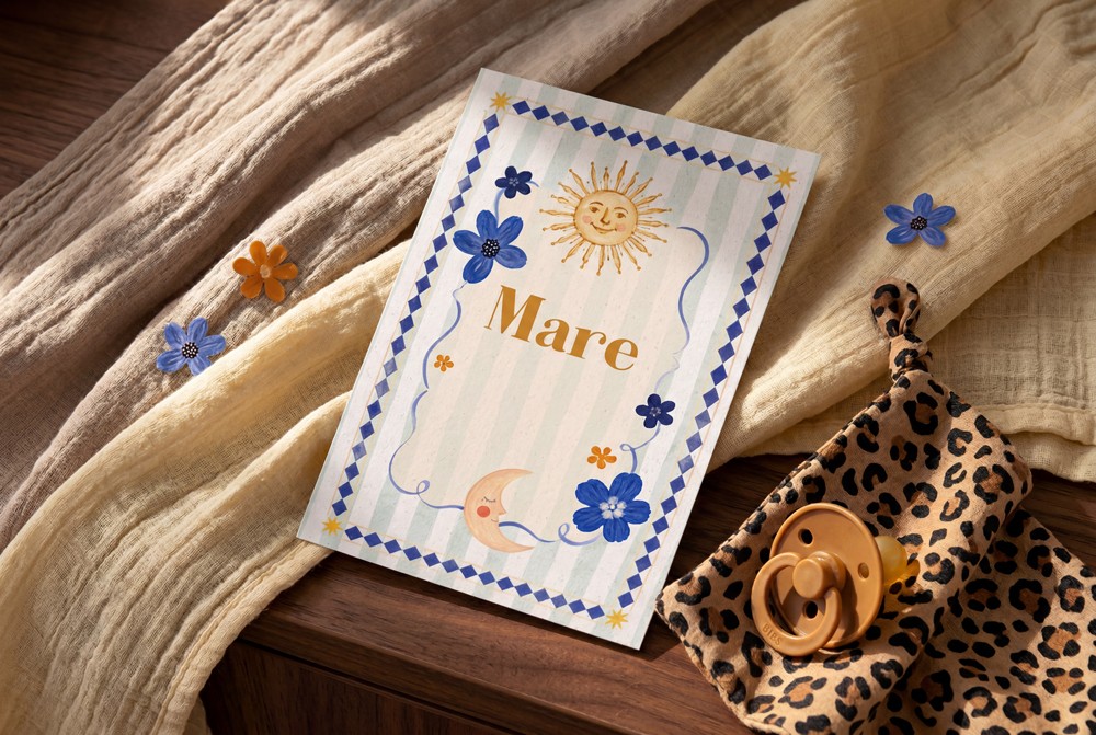 Geboortekaartje Mare met handgeschilderd zonnetje, blauwe bloemen en lichtgroene streepjes.