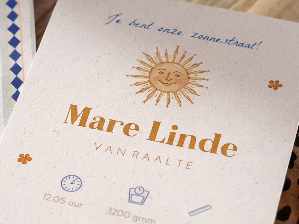 Achterzijde van geboortekaartje Mare met zonnetje, blauwe bloemen en geboortegegevens.