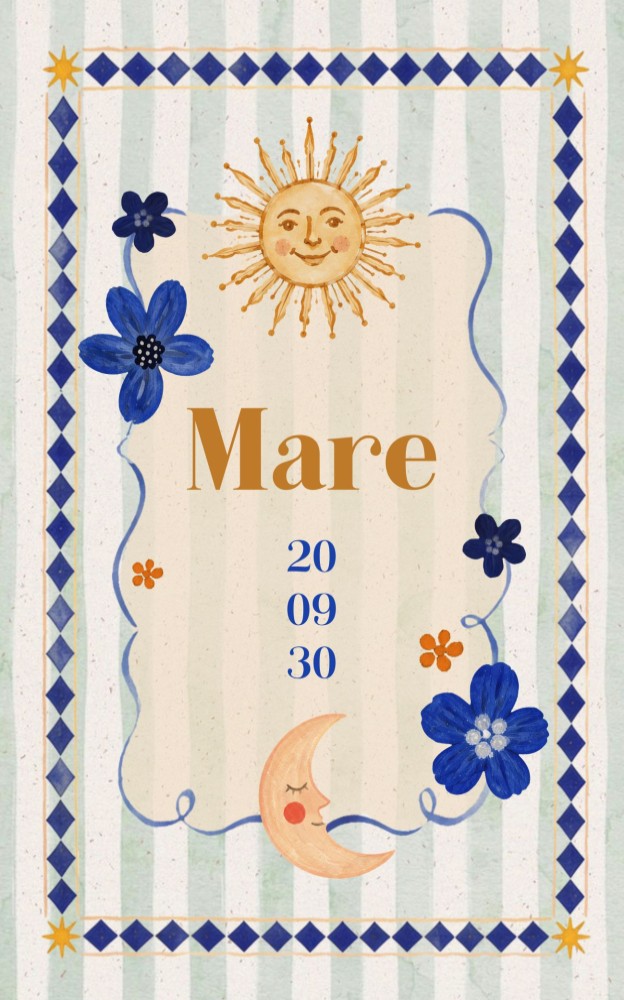 Geboortekaartje Mare met zon, maan en blauwe bloemen in handgeschilderde gouache stijl op een lichtgroene gestreepte achtergrond.